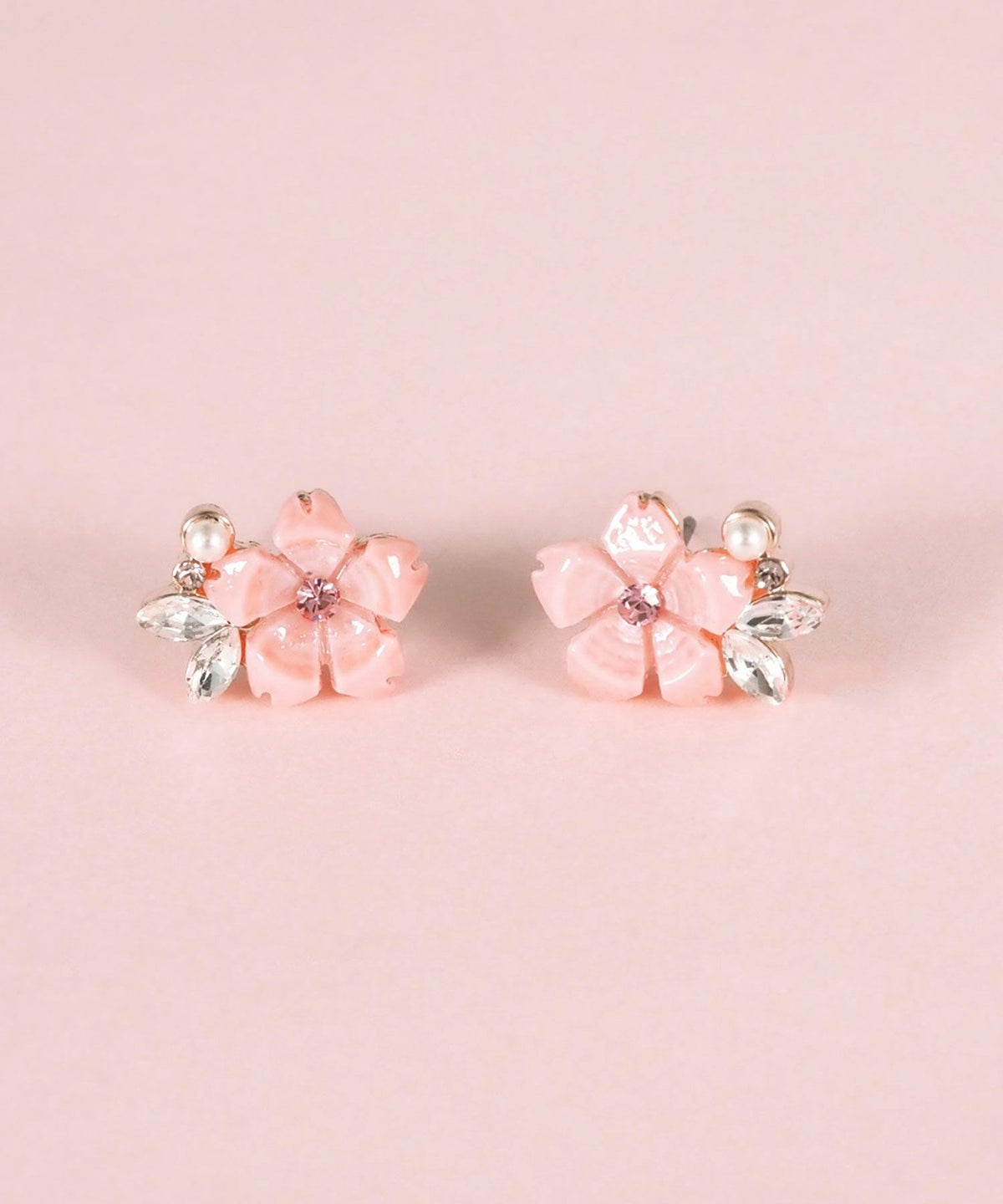 サクラドロップチタンポストピアス