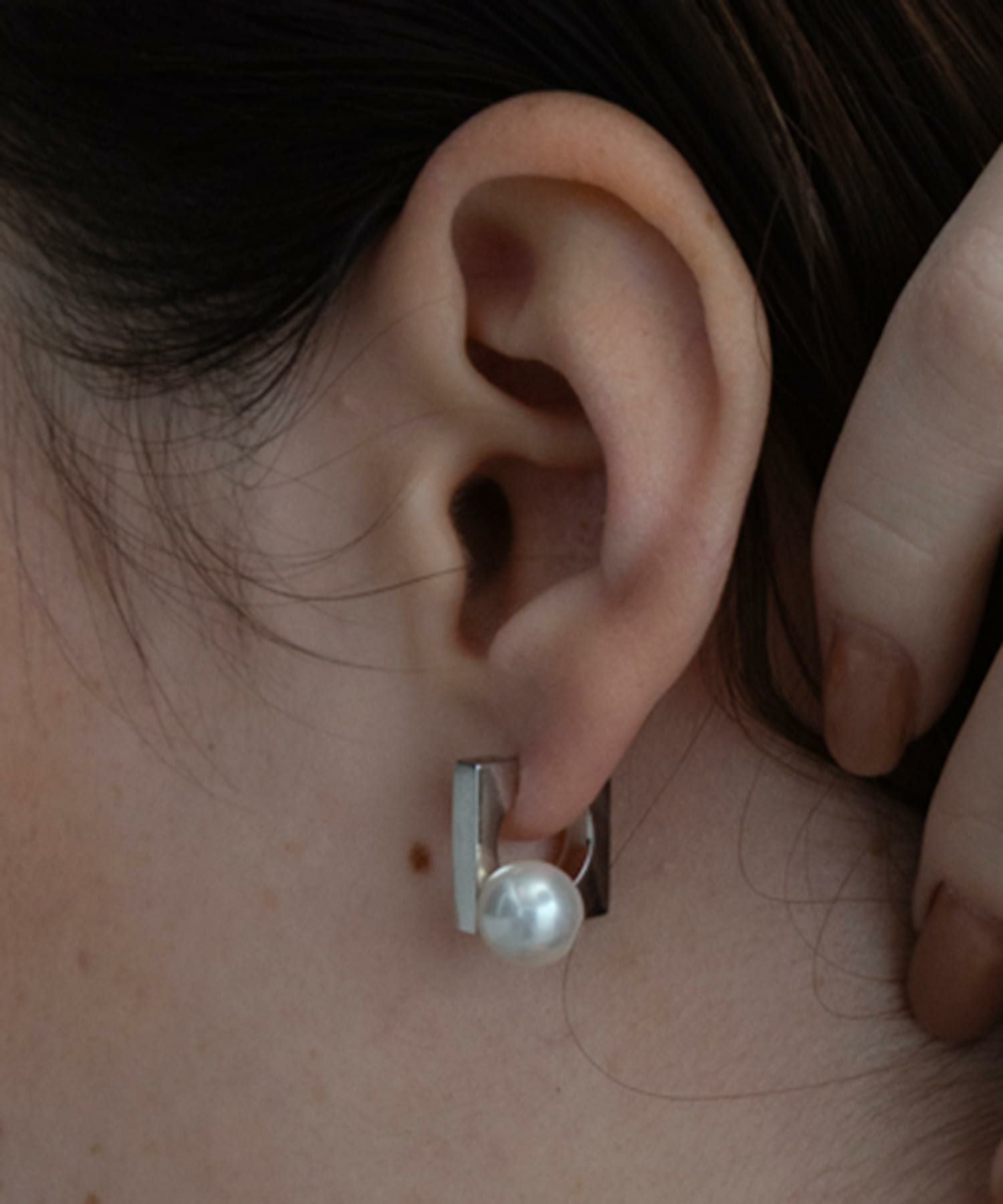 ポリッシュシェルパールスクエアチタンポストピアス