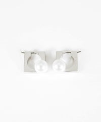 ポリッシュシェルパールスクエアチタンポストピアス