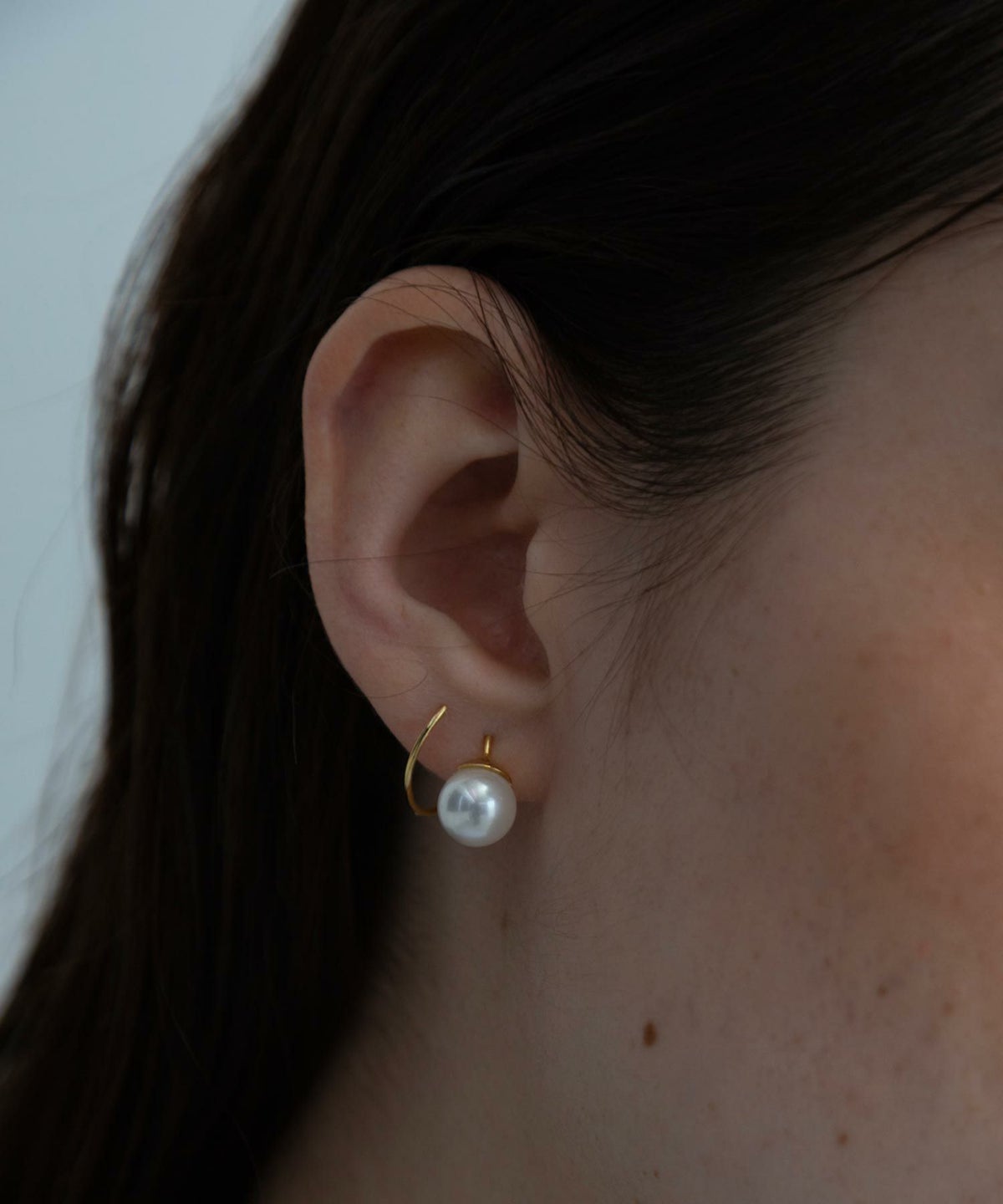 ポリッシュシェルパールカールチタンポストピアス