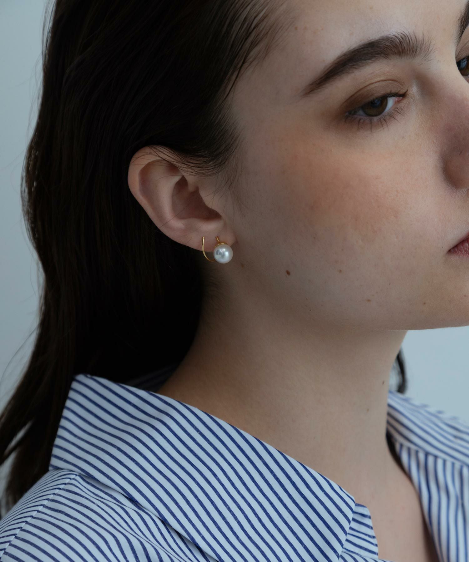 ポリッシュシェルパールカールチタンポストピアス