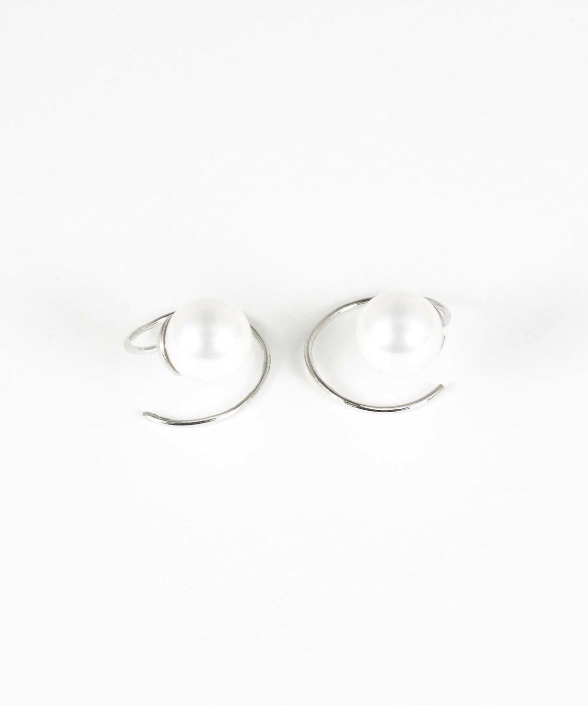 ポリッシュシェルパールカールチタンポストピアス