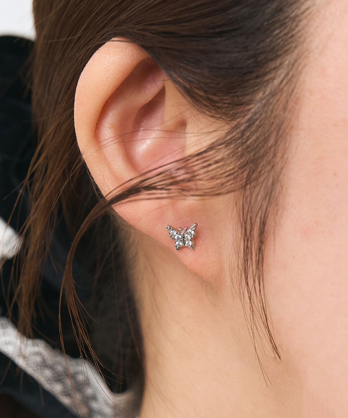 バタフライスレッドレスサージカルステンレスピアス