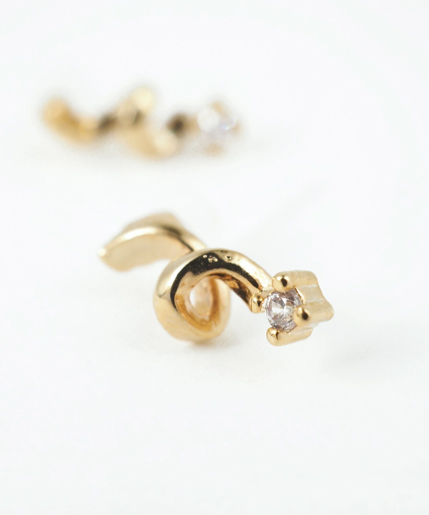 スパイラルラインジルコニアセラミックポストピアス