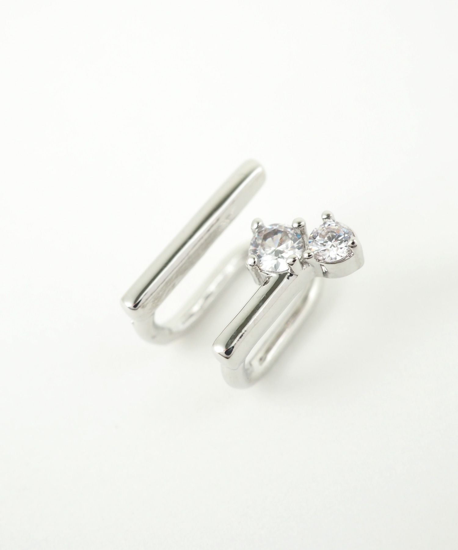 ツインジルコニア＆バーラウンドメタルイヤリング