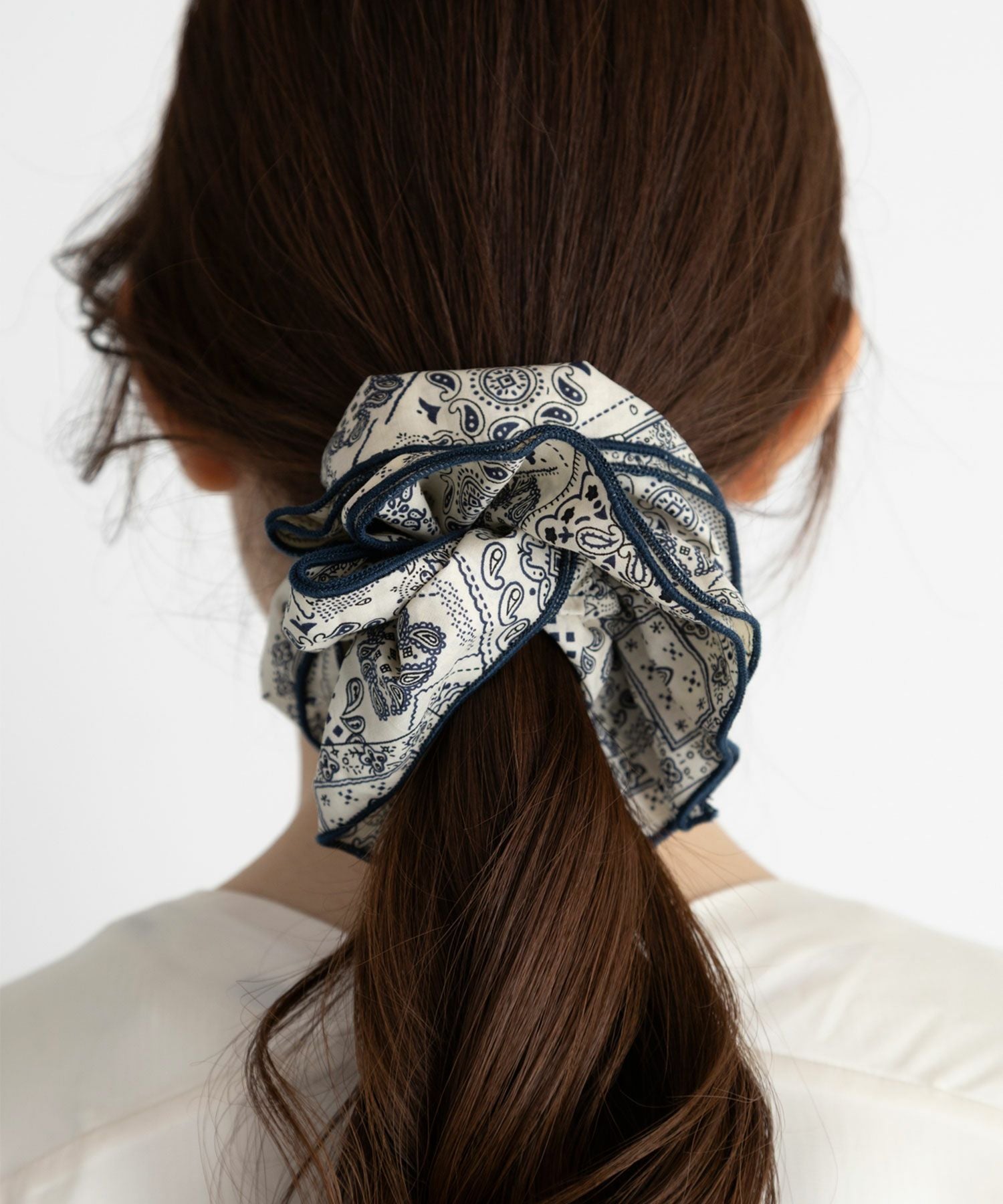 【web限定】ペイズリーパイピングシュシュ