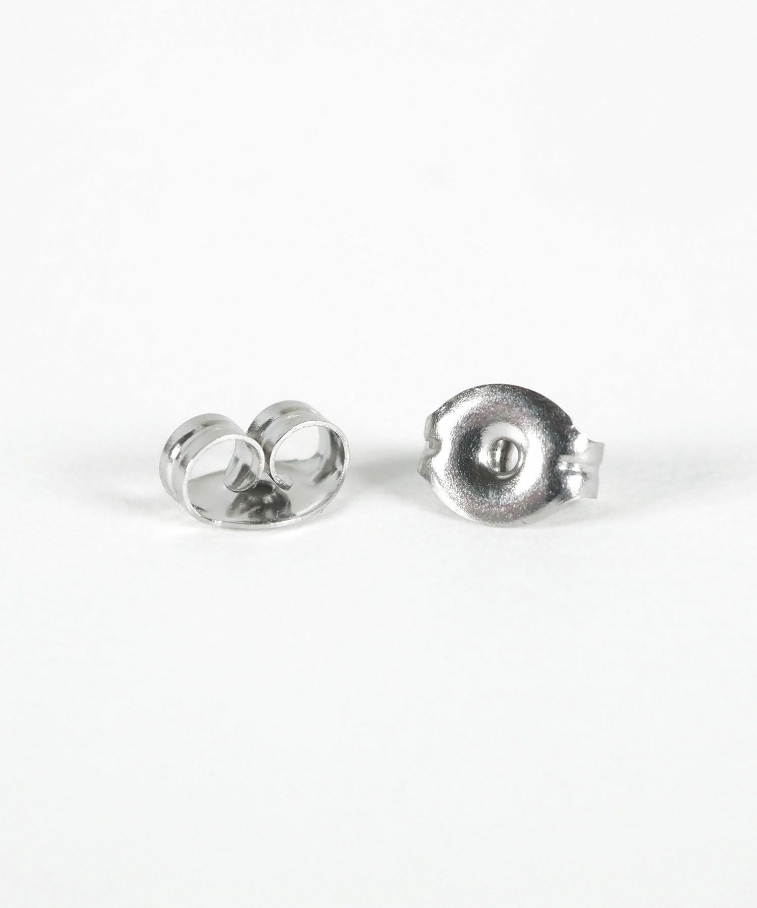20%off】バタフライスイングチタンポストピアス【MUK shady sophy