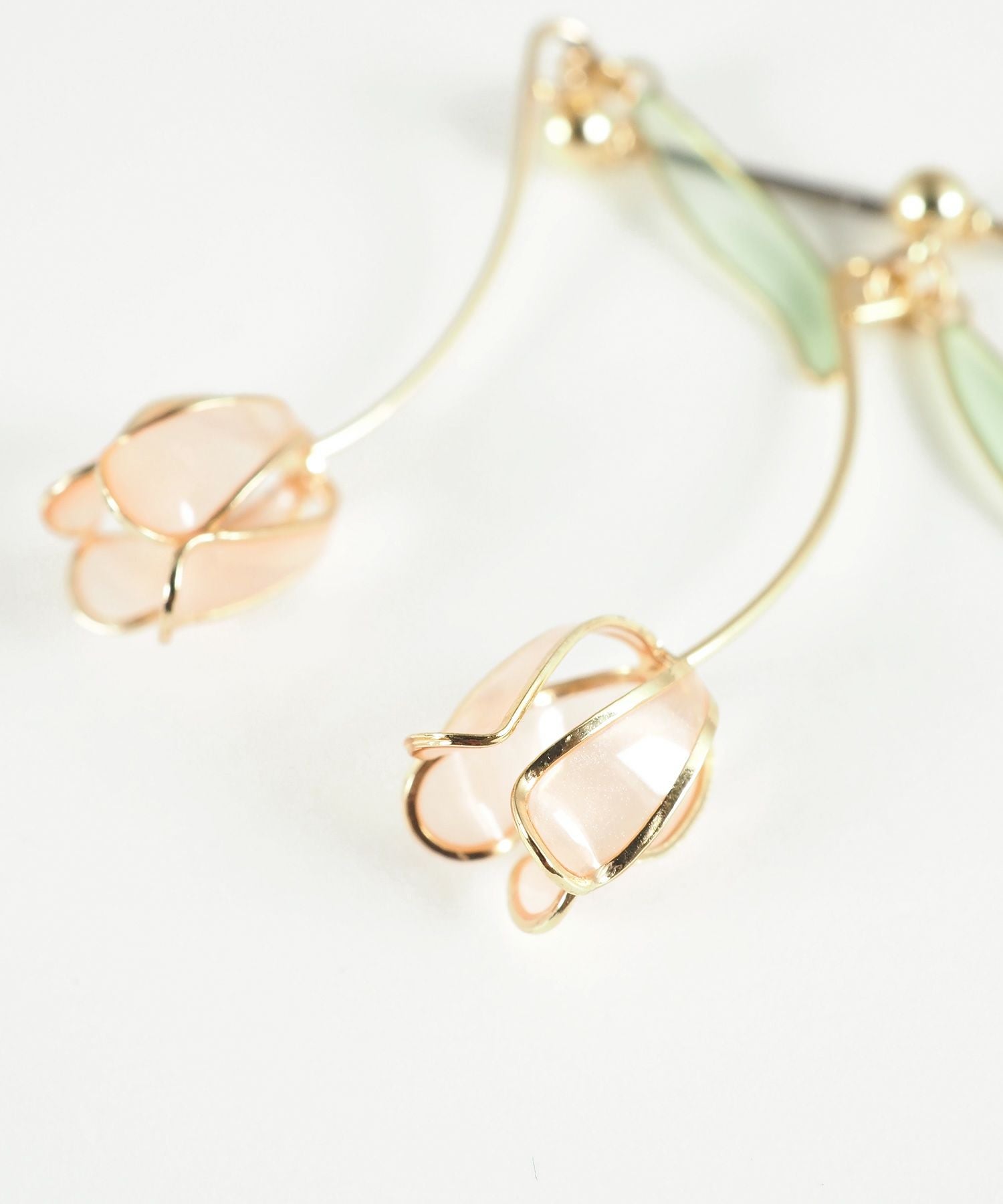 シアーペタルチューリップチタンポストピアス