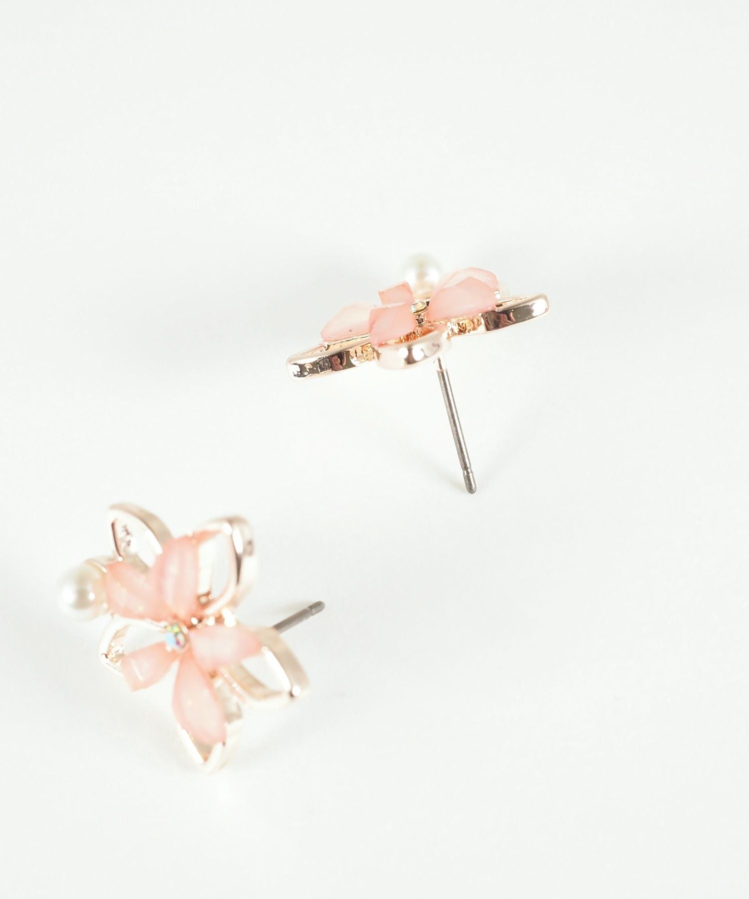 フルールチタンポストピアス