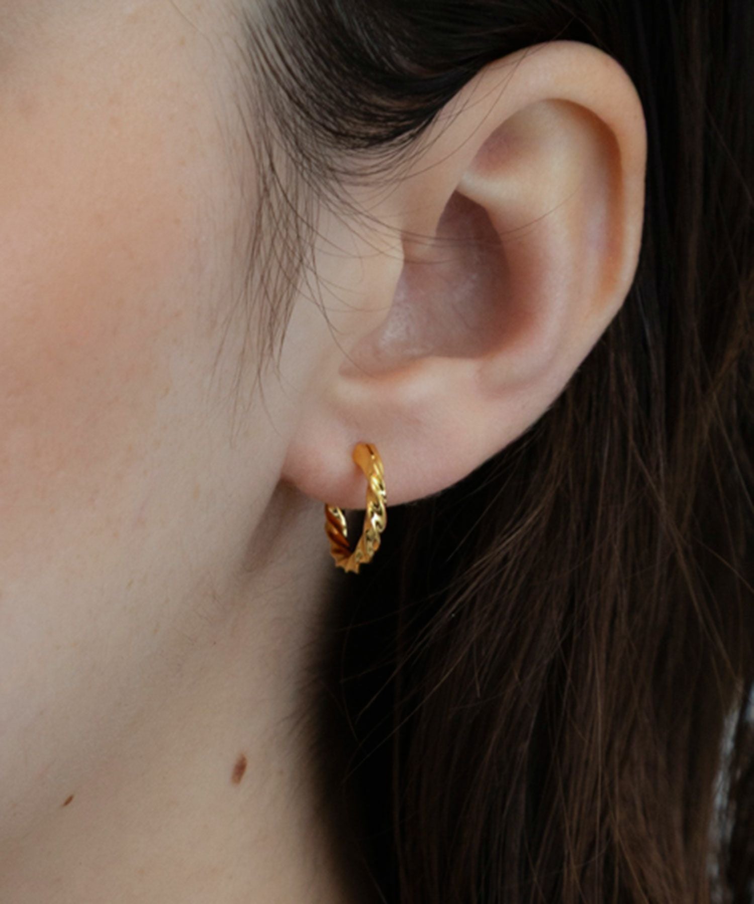 【web限定】Sleekツイストフープチタンポストピアス