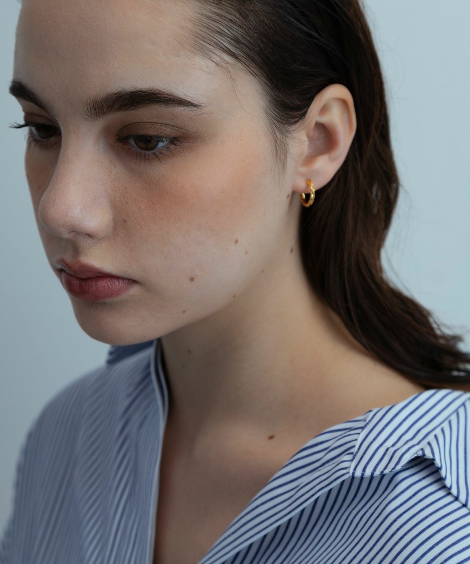 【web限定】Sleekツイストフープチタンポストピアス