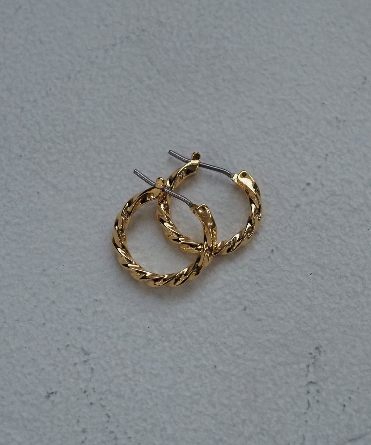 【web限定】Sleekツイストフープチタンポストピアス