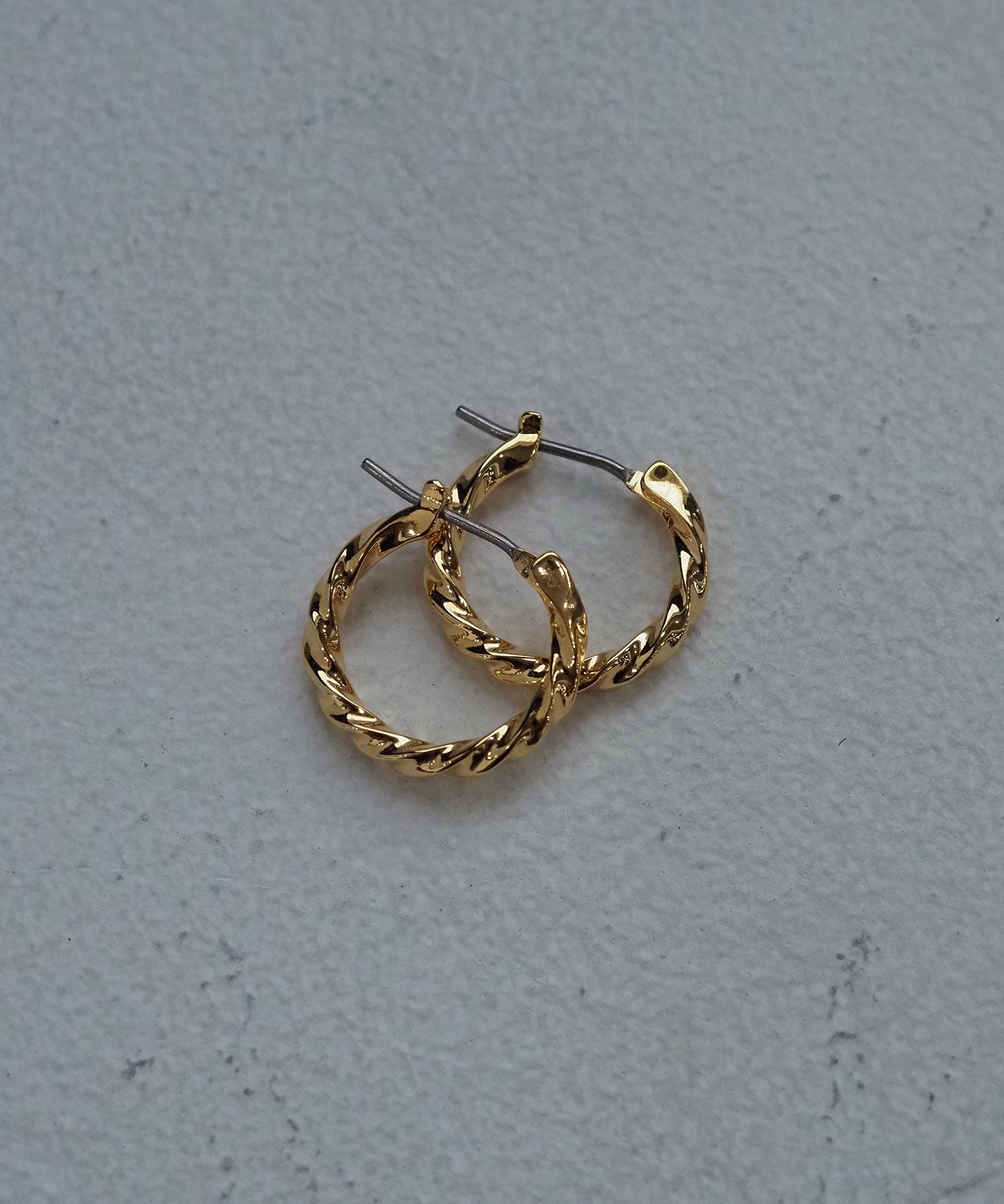 【web限定】Sleekツイストフープチタンポストピアス