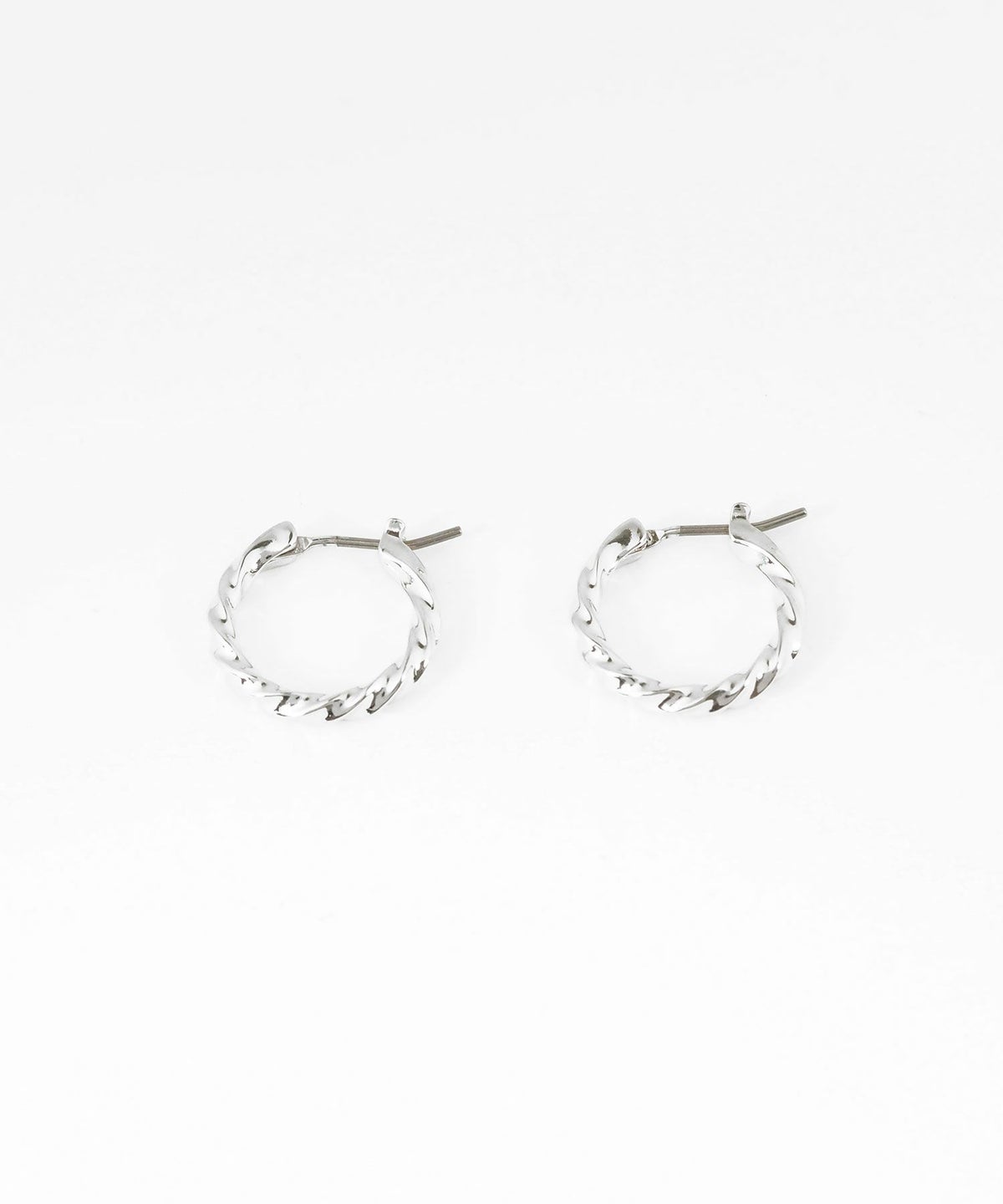 【web限定】Sleekツイストフープチタンポストピアス