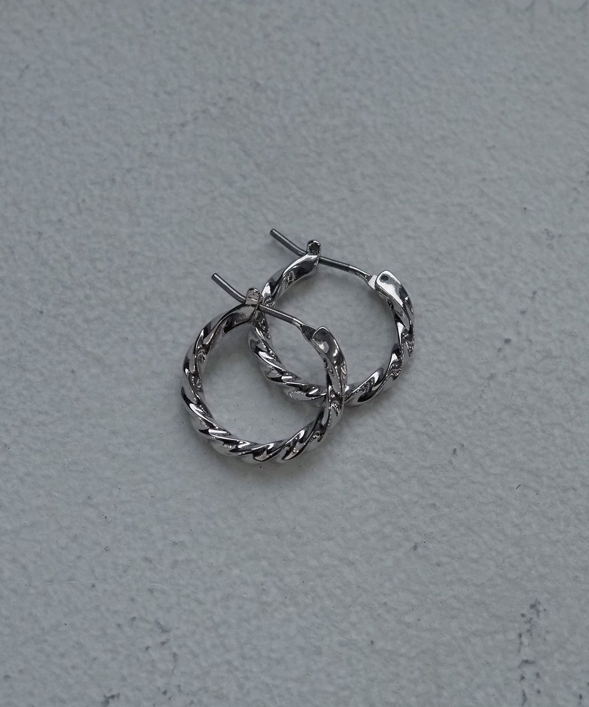 【web限定】Sleekツイストフープチタンポストピアス