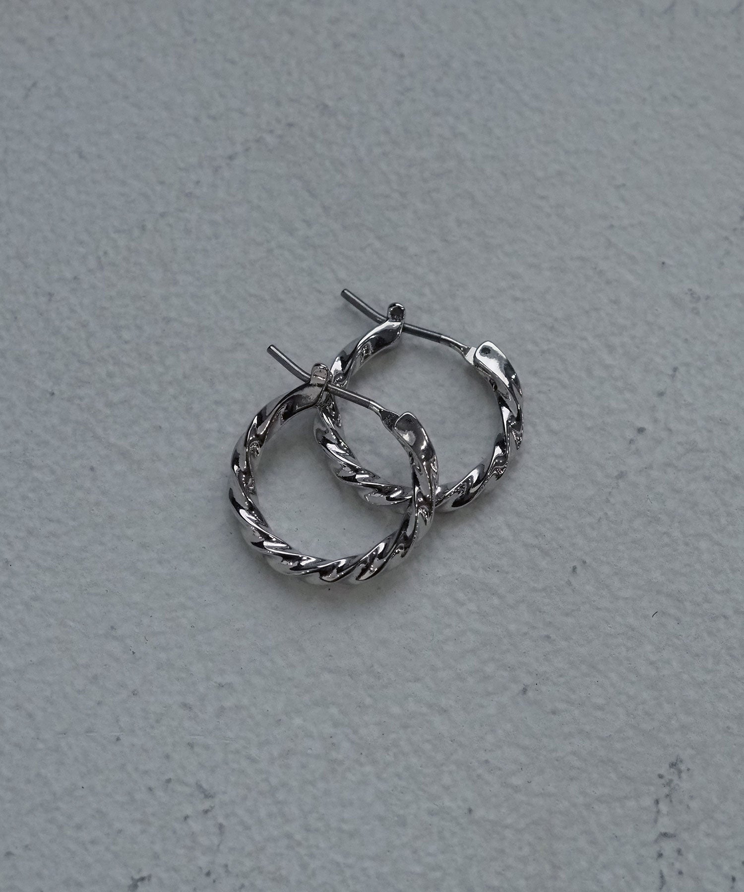 【web限定】Sleekツイストフープチタンポストピアス