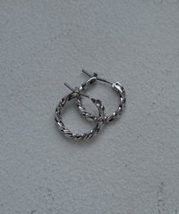 【web限定】Sleekツイストフープチタンポストピアス