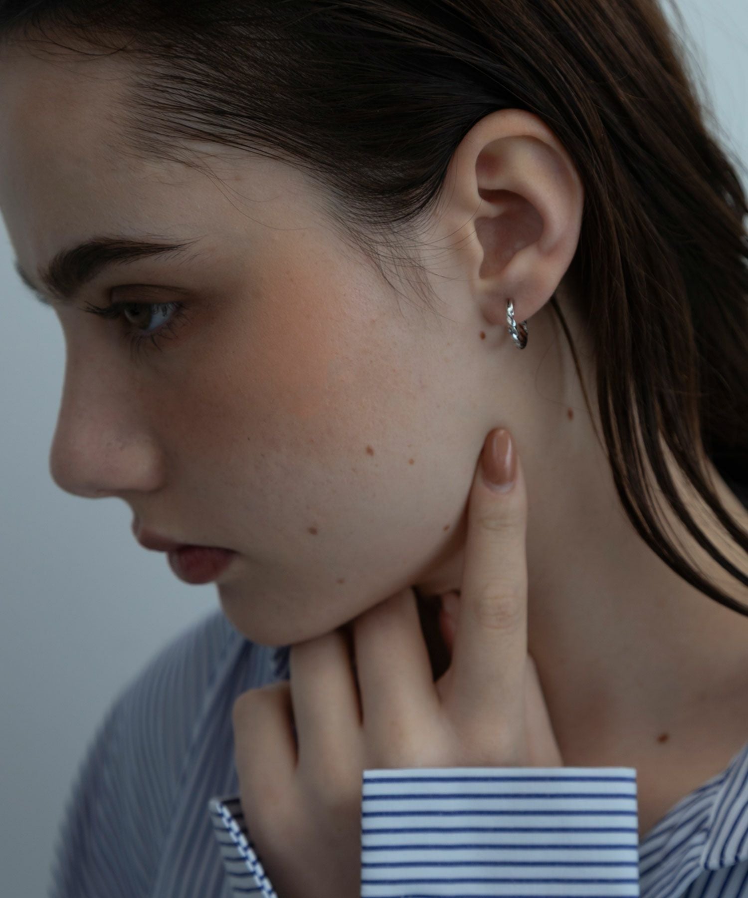 【web限定】Sleekツイストフープチタンポストピアス