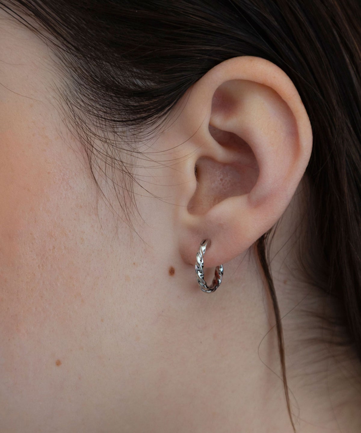【web限定】Sleekツイストフープチタンポストピアス