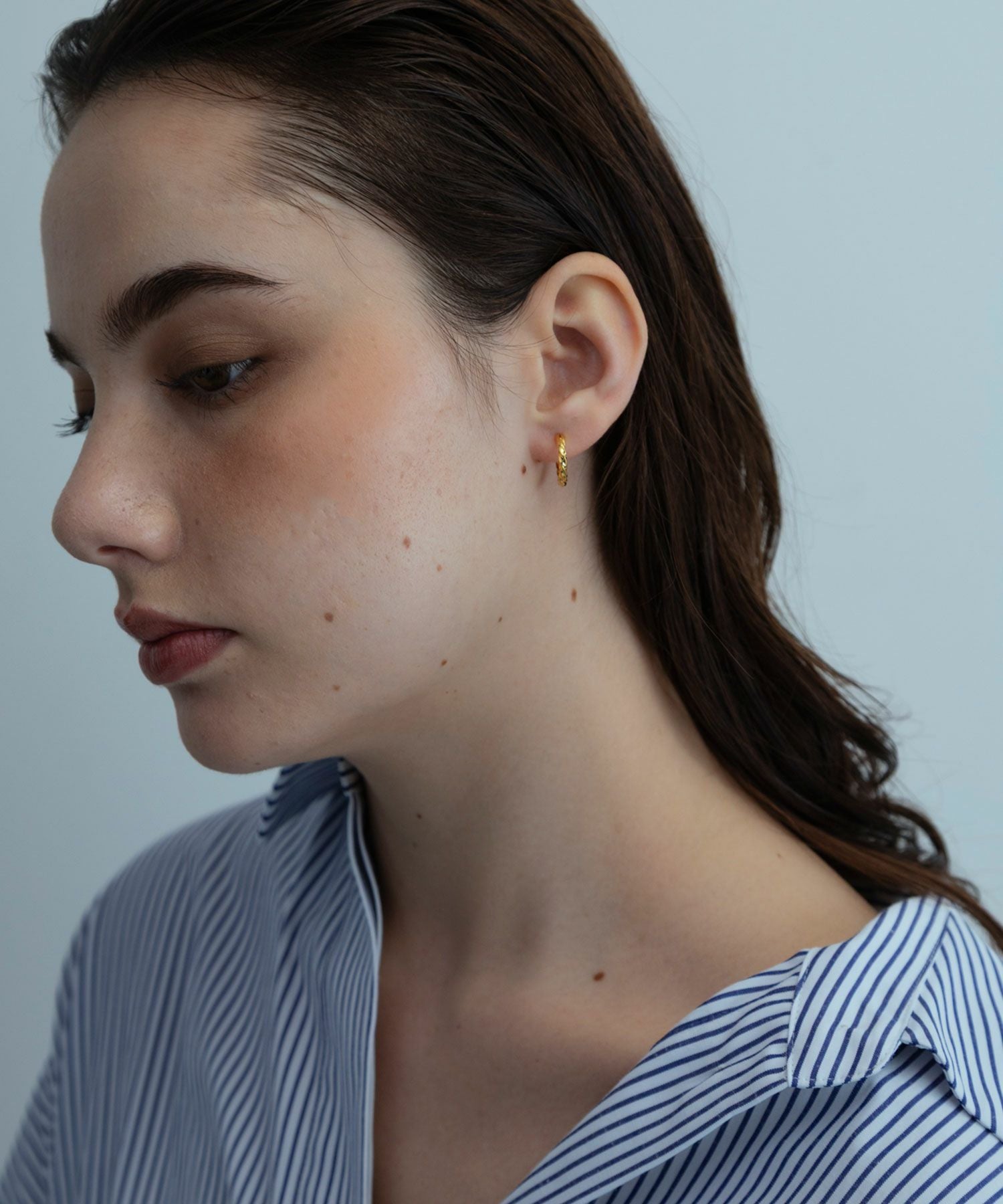 【web限定】Sleekツイストフープチタンポストピアス