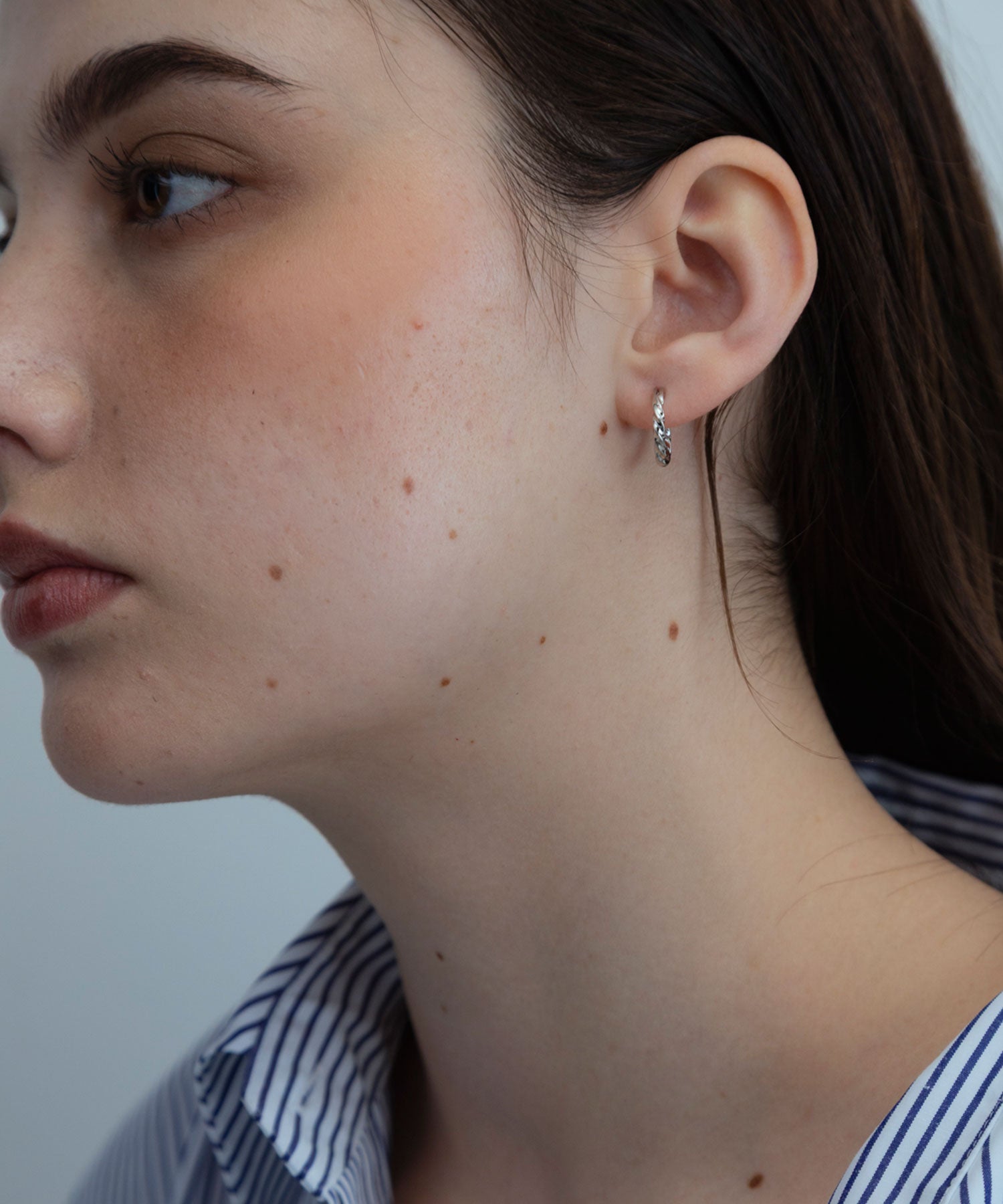 【web限定】Sleekツイストフープチタンポストピアス