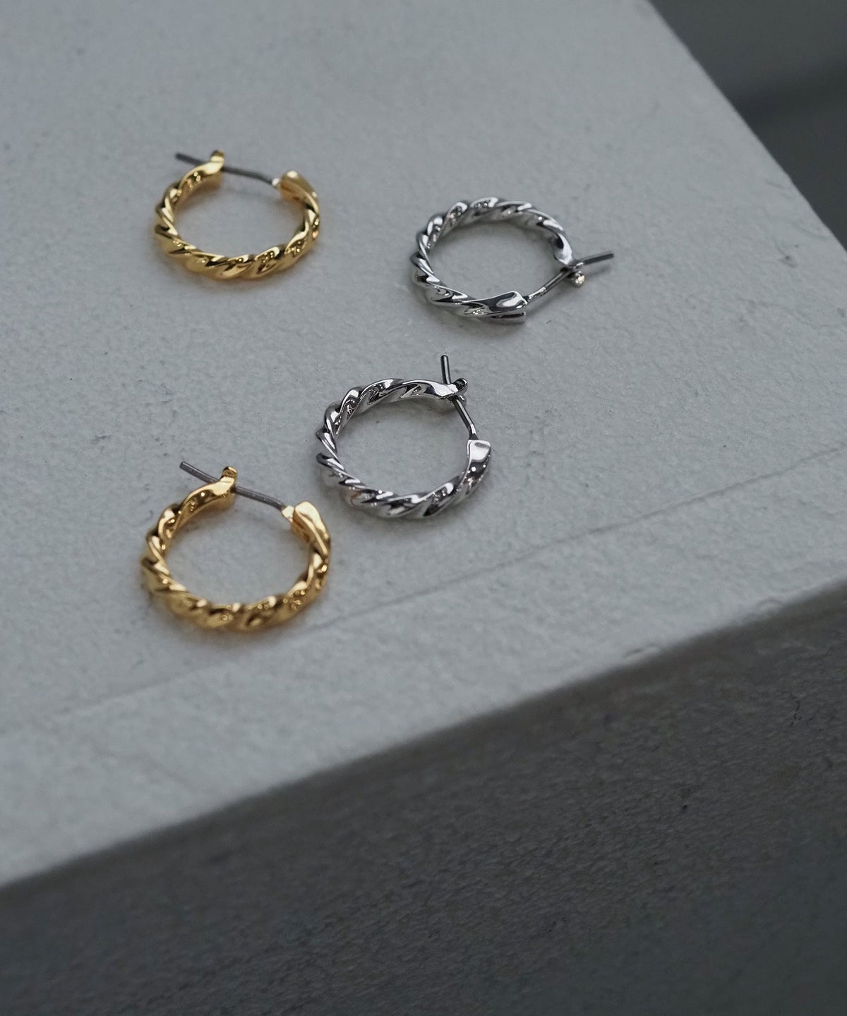 【web限定】Sleekツイストフープチタンポストピアス