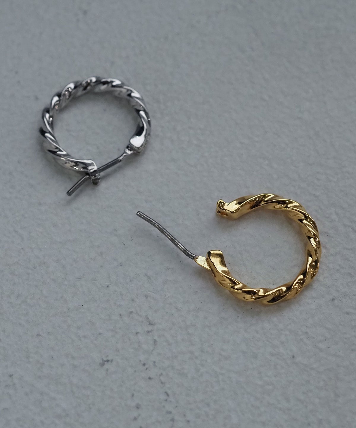 【web限定】Sleekツイストフープチタンポストピアス