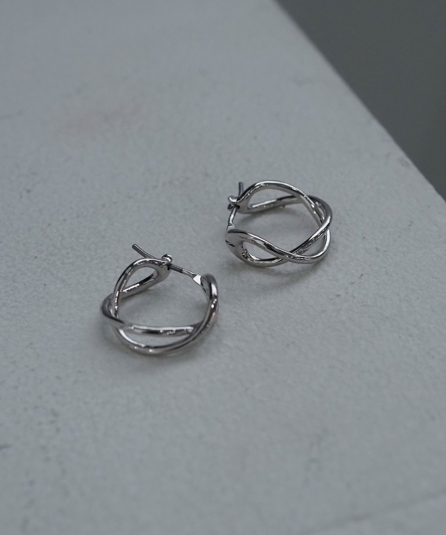 【web限定】Sleekクロスフープチタンポストピアス