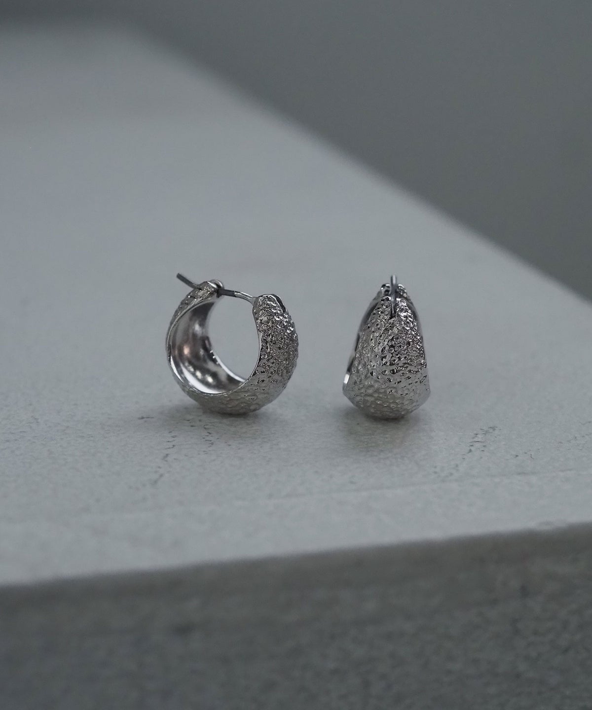 【web限定】Sleekドロップフープチタンポストピアス