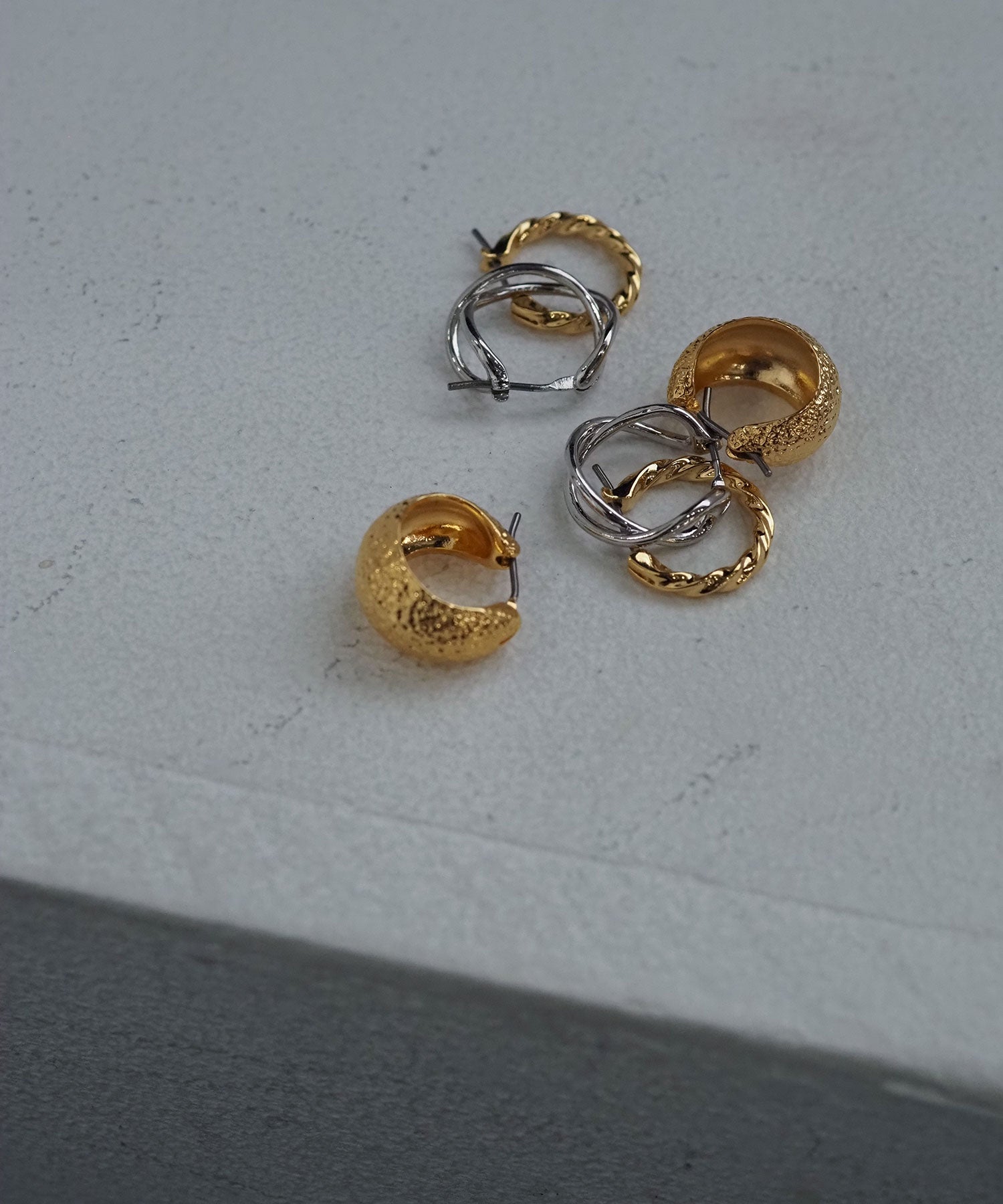 【web限定】Sleekドロップフープチタンポストピアス