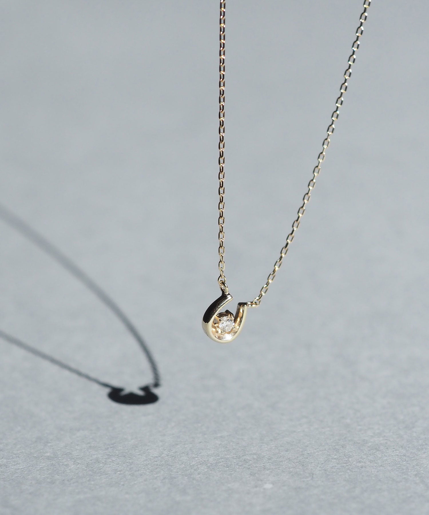 【web限定】[K10]プレシャスホースシューダイヤモンドプチペンダント