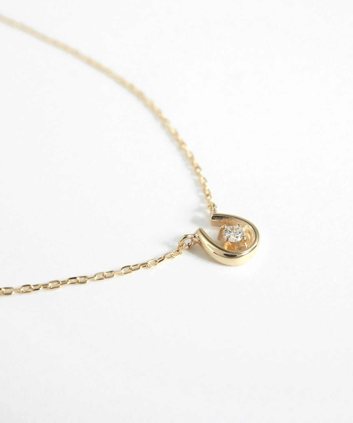 【web限定】[K10]プレシャスホースシューダイヤモンドプチペンダント