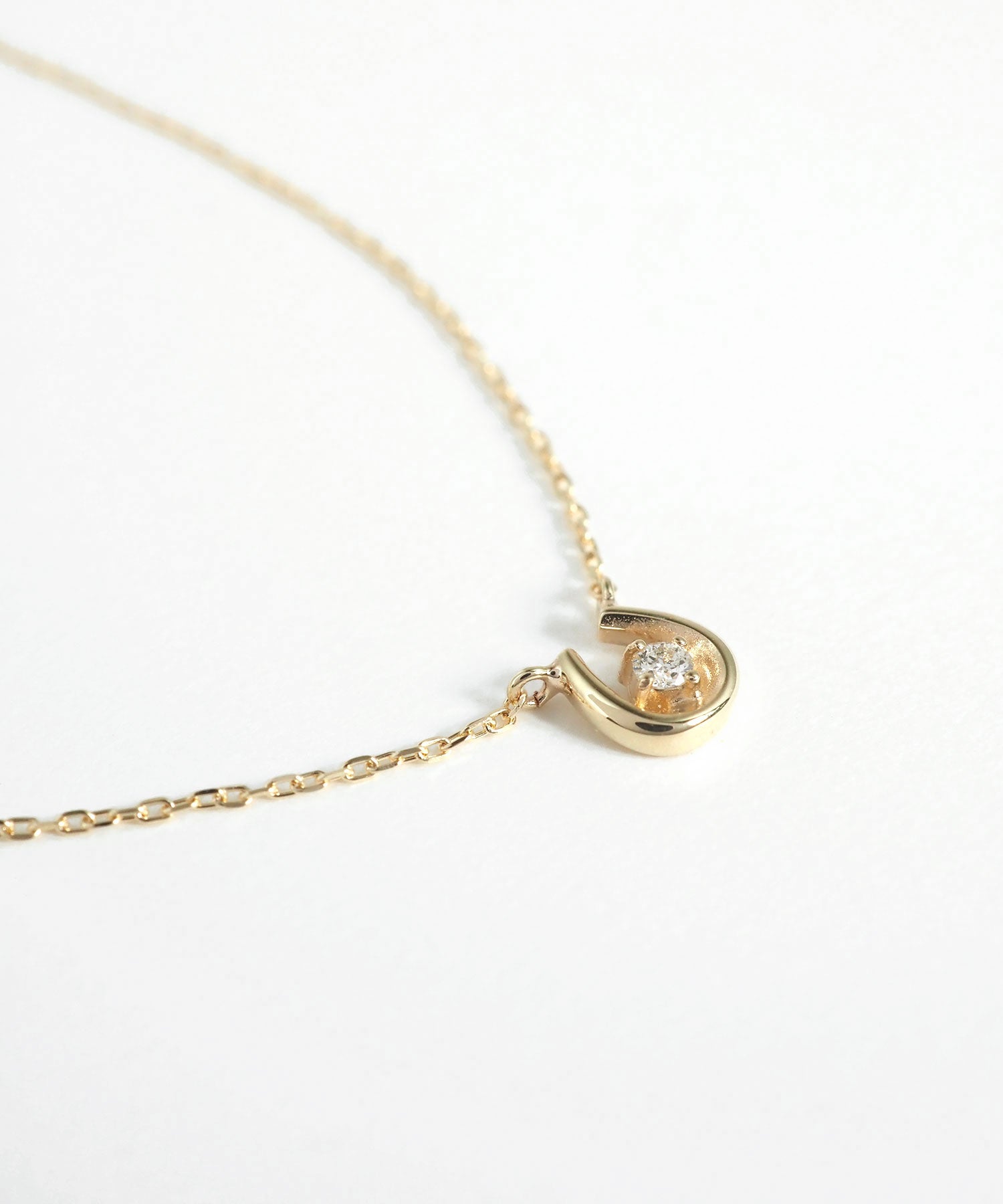 【web限定】[K10]プレシャスホースシューダイヤモンドプチペンダント