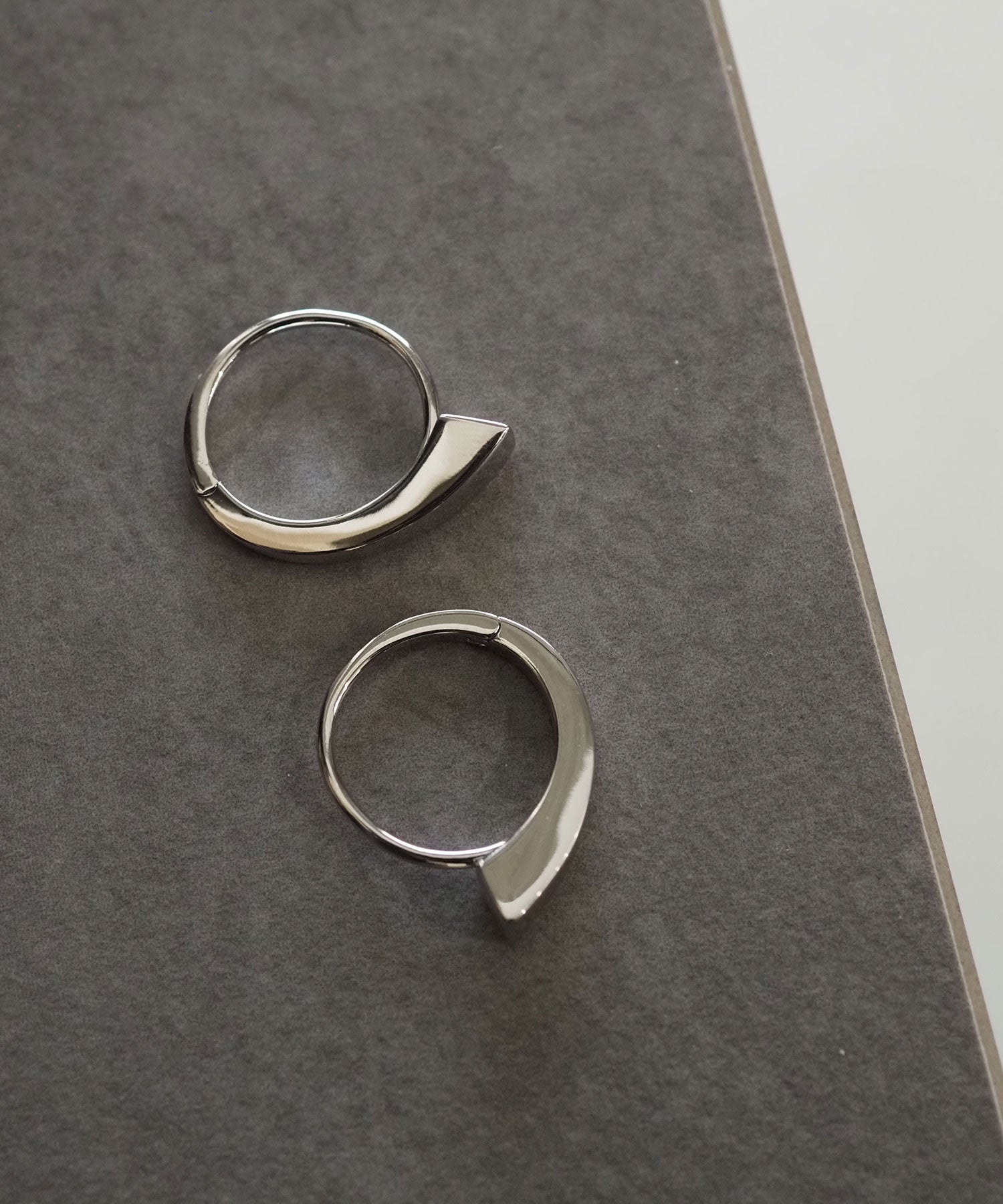 シームロックスクエアラインピアス