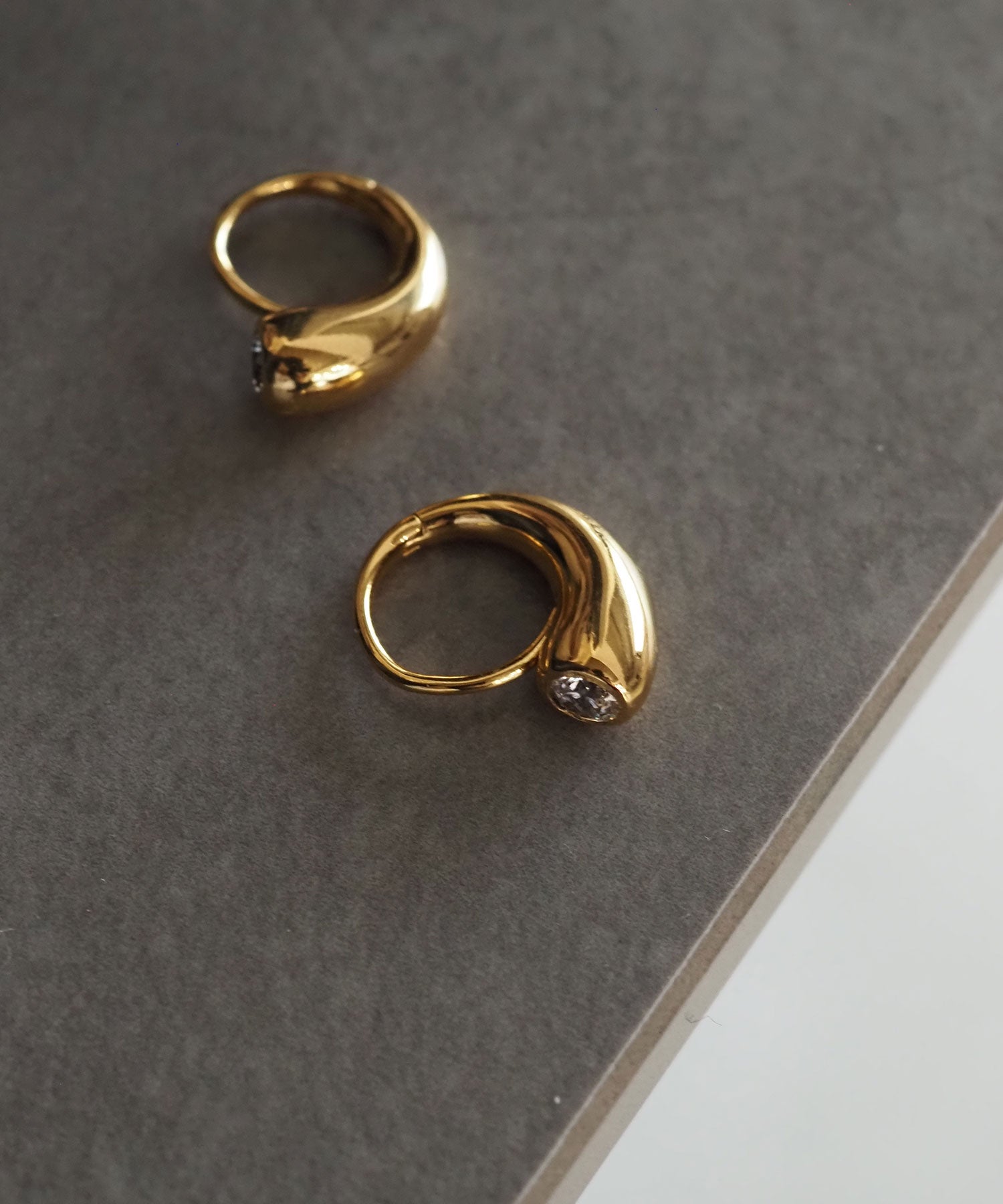 シームロックジルコニアピアス
