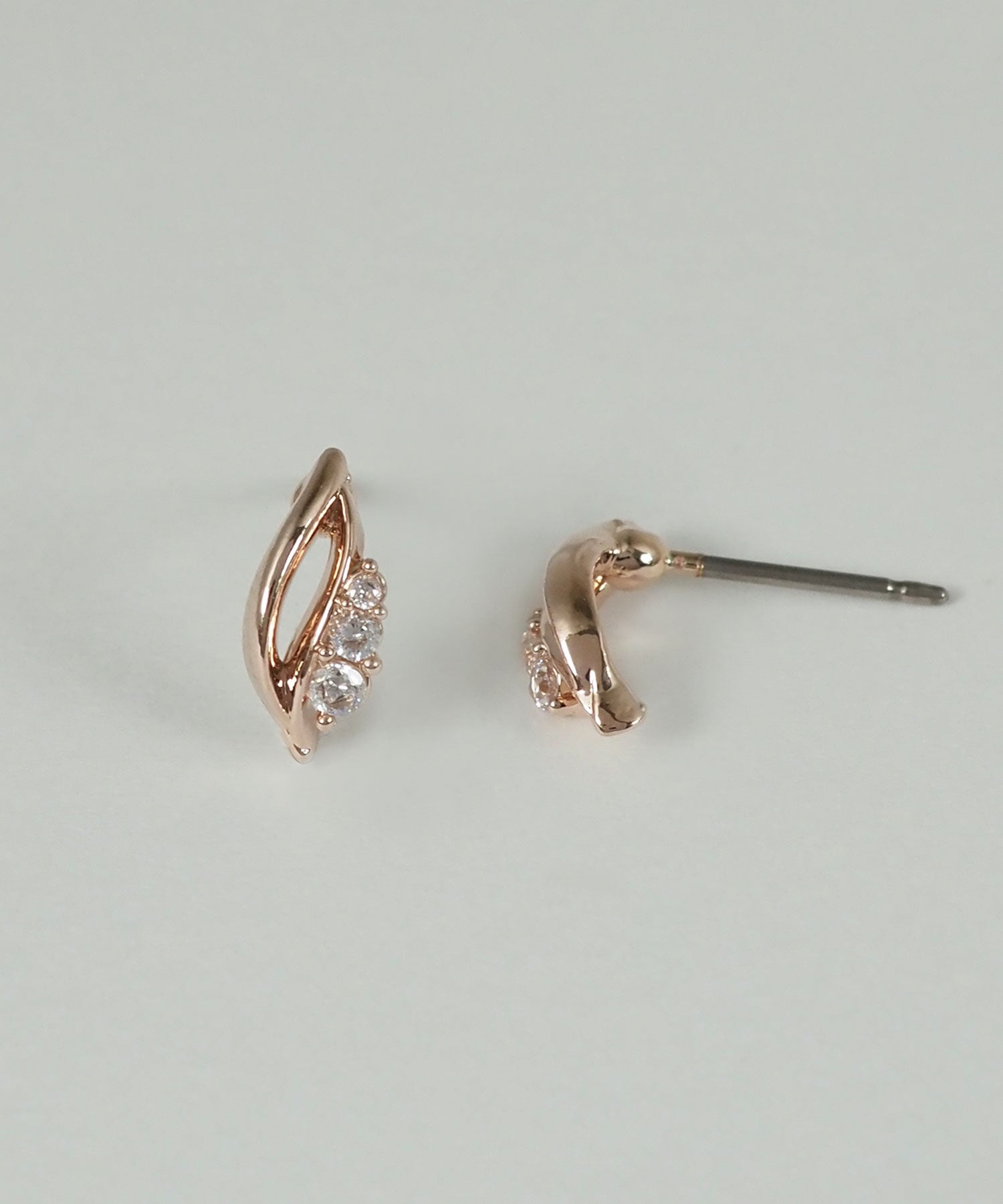 プリュムラインチタンポストピアス