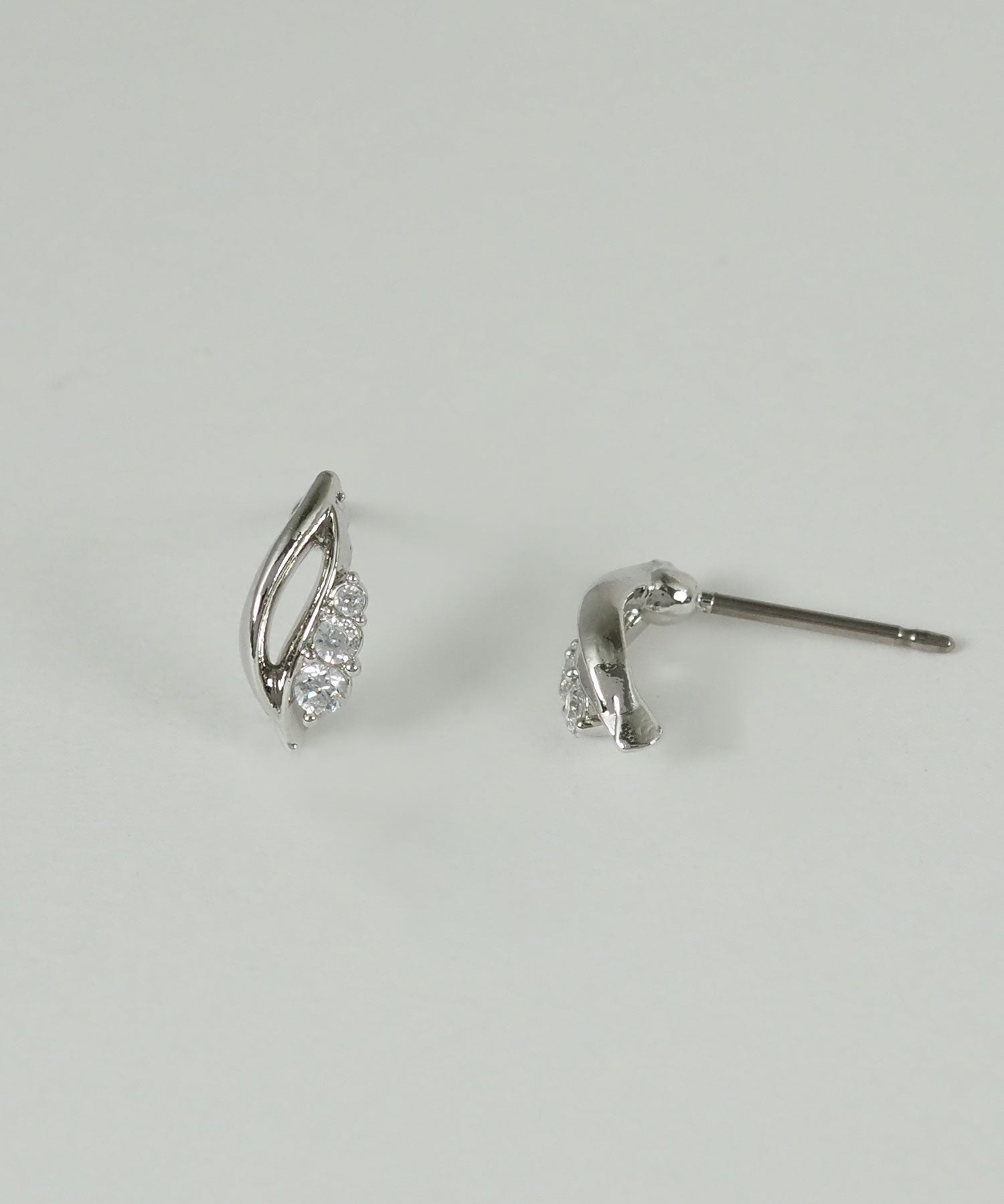 プリュムラインチタンポストピアス