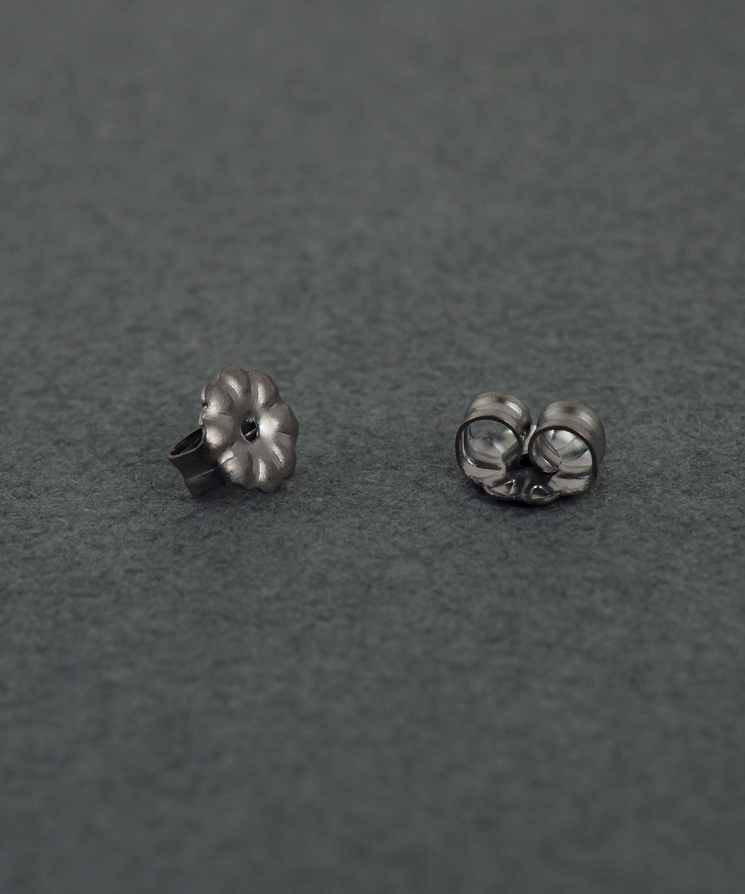 カーブバーパールチタンポストピアス【MUK voyalibre】